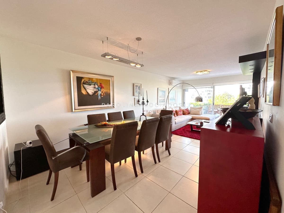 Apartamento en venta de 3 dormitorios con parrillero propio en Mansa, Punta del Este.