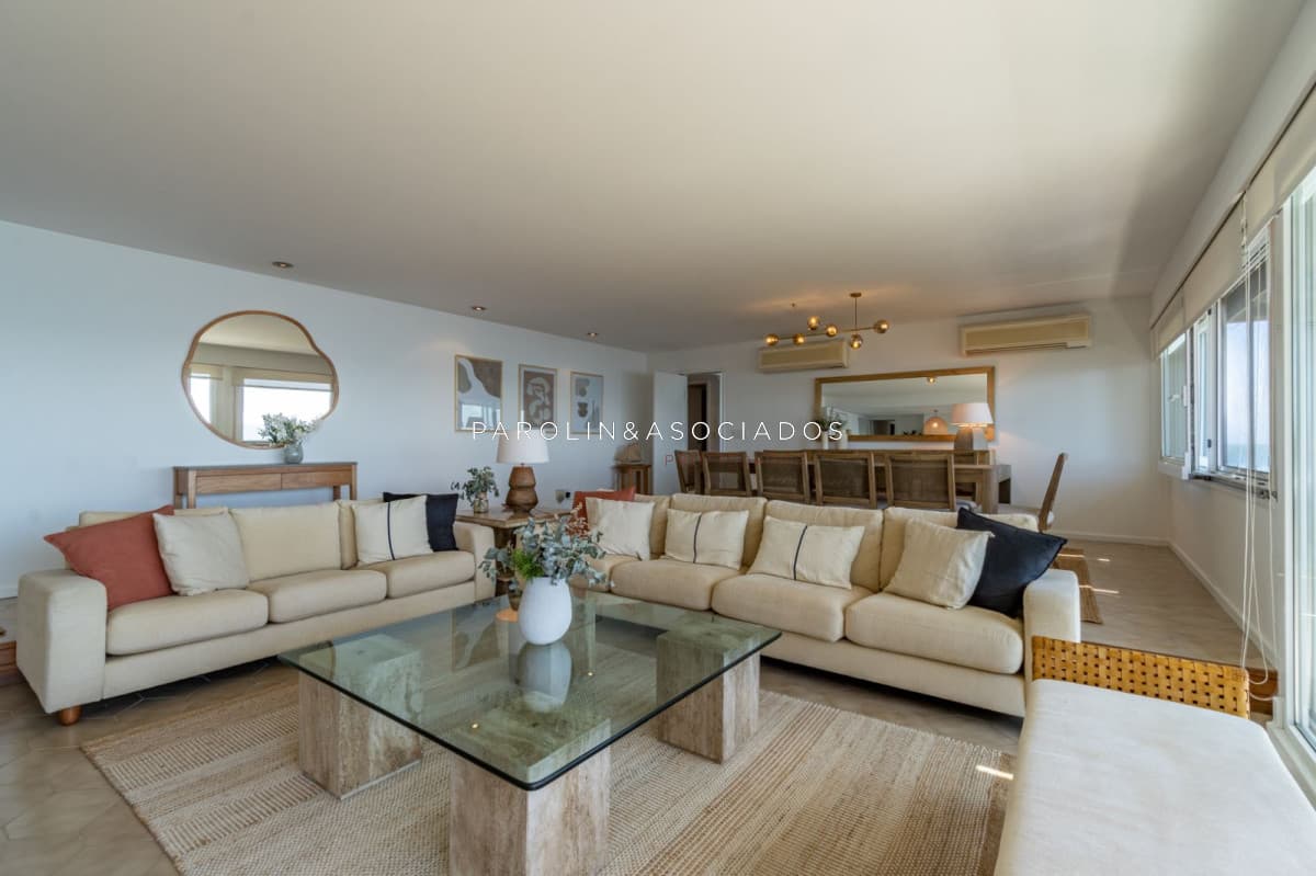 Apartamento en venta de 3 dormitorios en edificio Acantilado, Punta del Este.