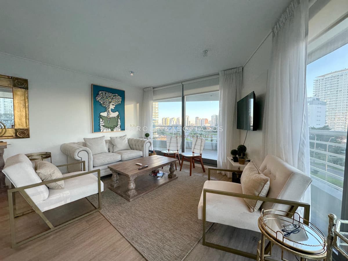 Apartamento en venta de 2 dormitorios en torre Alexander Boulevard, Punta del Este.