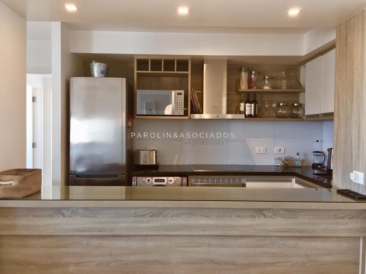 Excelente apartamento en venta de 2 dormitorios en Punta del Este.