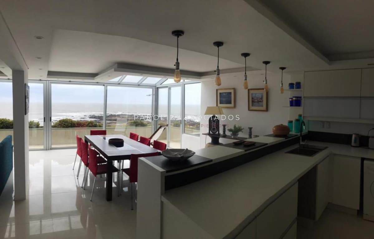 Penthouse en venta de 4 suites en edificio Punta Vapor, Punta del Este.