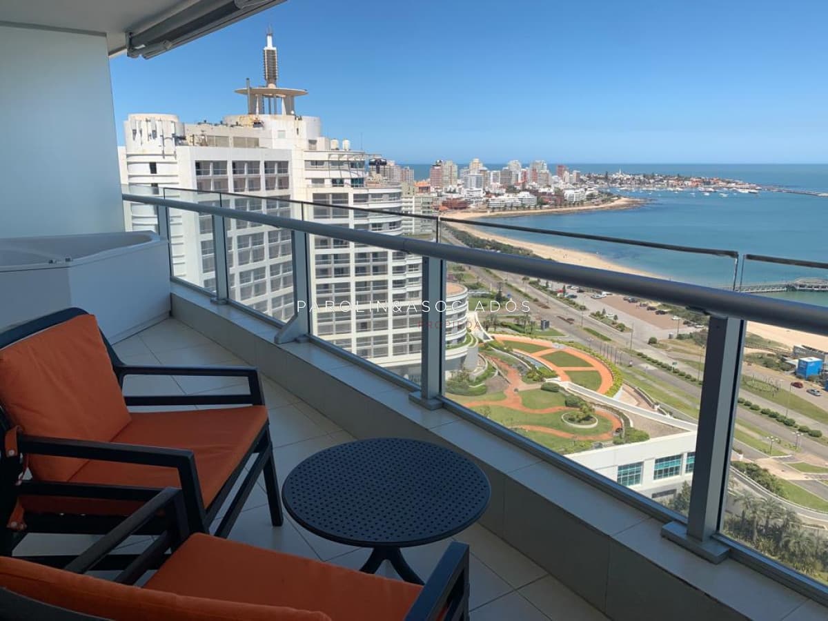 Apartamento de 2 dormitorios en venta en Season Tower, Punta del Este.
