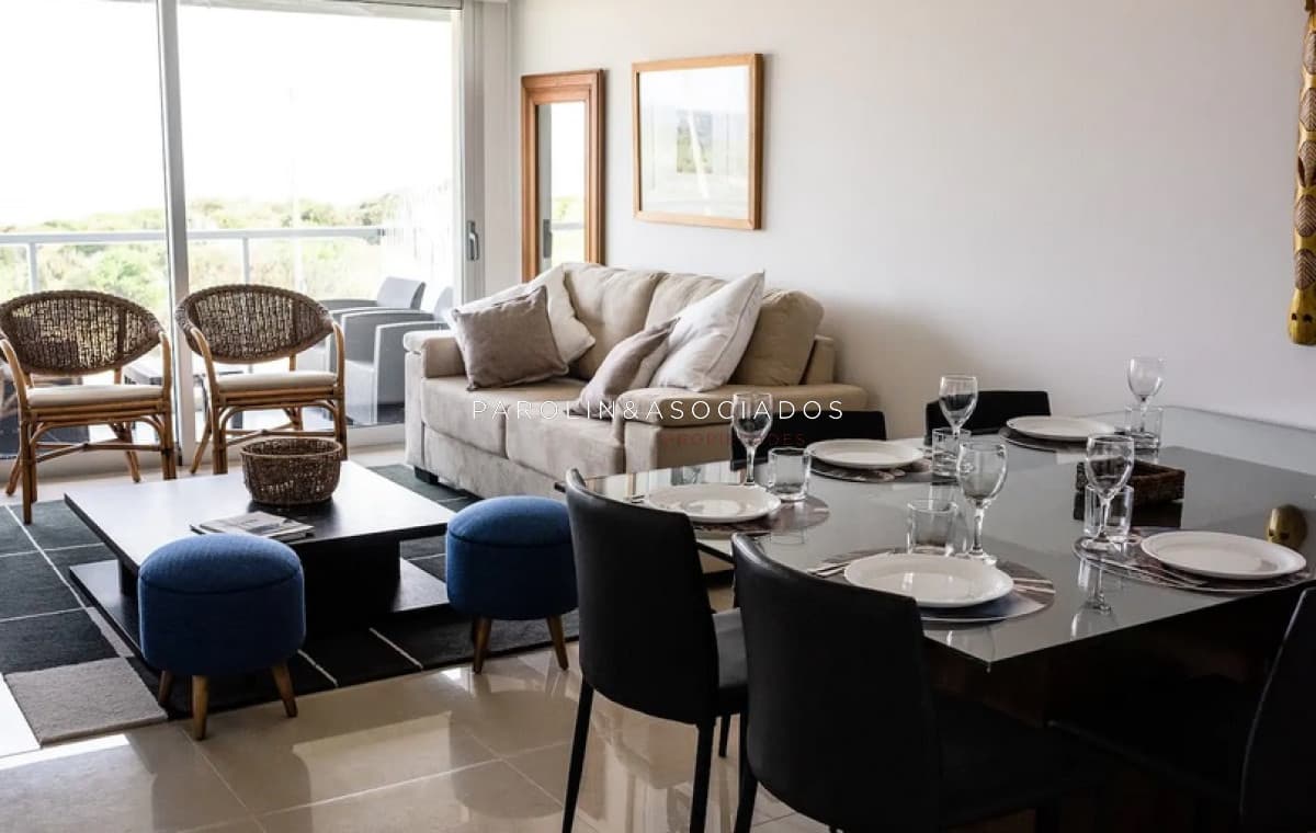 Apartamento en venta de 3 dormitorios con vista al mar en edificio Blue Marine, Punta del Este.