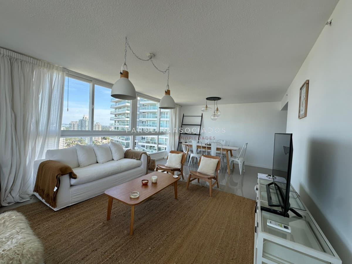 Apartamento en venta de 2 Dormitorios en Torre One, Playa Brava Punta del Este.