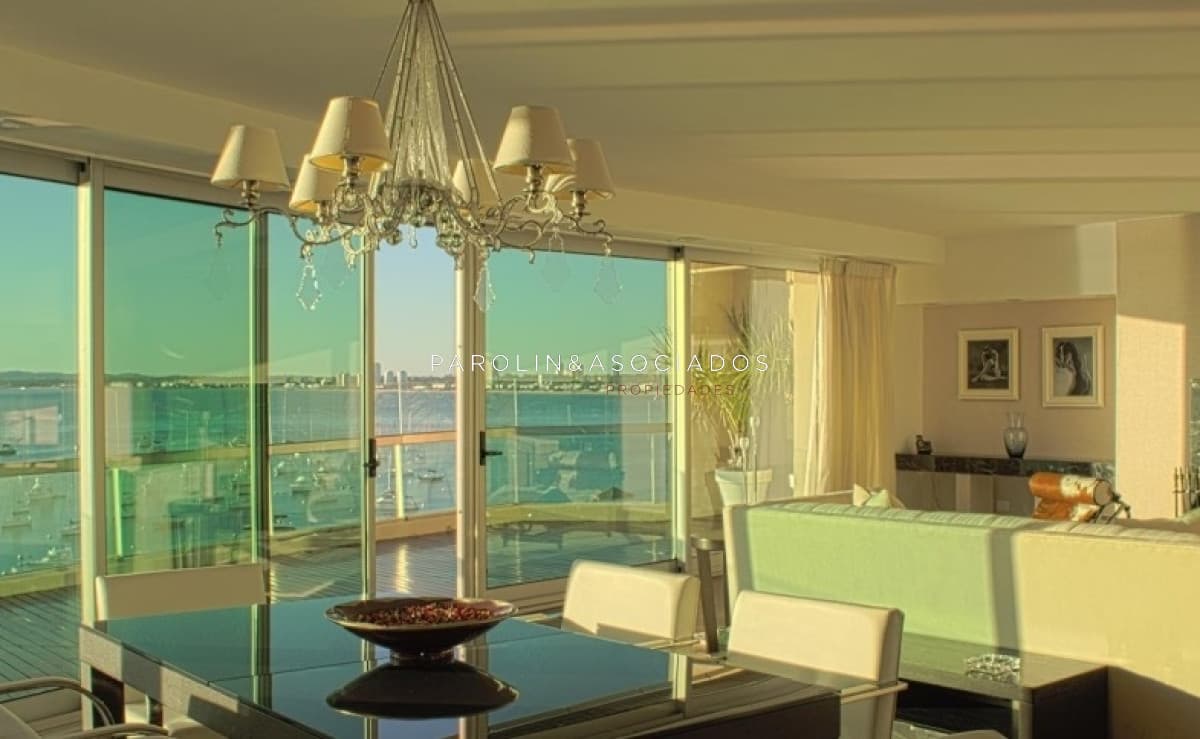 Penthouse de 4 dormitorios en venta en edificio Quay, Punta del Este.