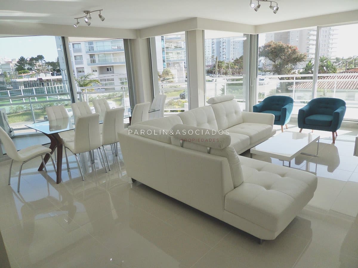 Apartamento de 2 dormitorios en venta en Sunrise Tower, Punta del Este.