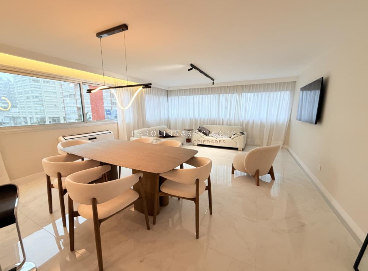 Apartamento en venta de 3 dormitorios en edificio Fontaine, Punta del Este.