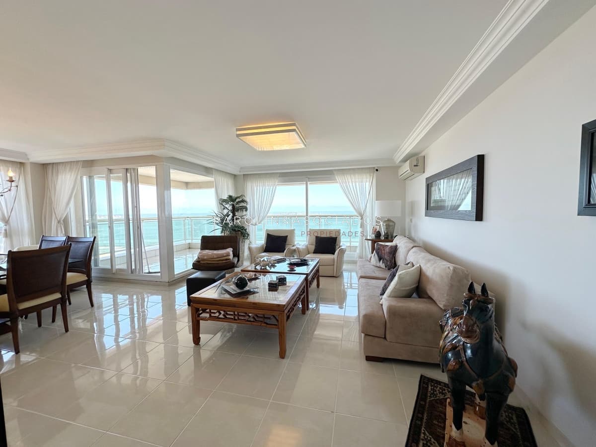 Apartamento en venta en Le Jardin de 3 dormitorios en suite en Mansa, Punta del Este.