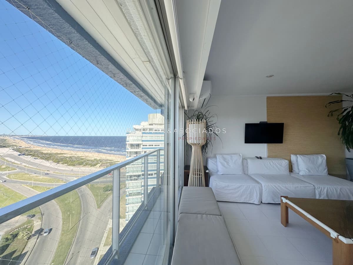 Apartamento de 3 Dormitorios + dependencia en Venta en Ocean Tower, Punta del Este.