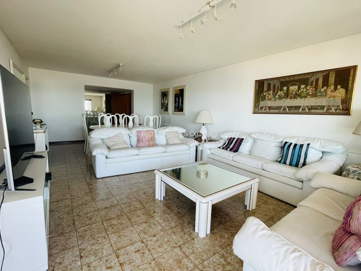 Apartamento en ventaa de 3 dormitorios en Torreon, Punta del Este.