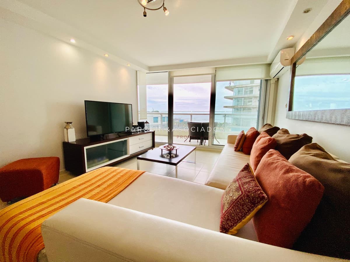 Apartamento en venta de 2 dormitorios en suite en Punta del Este.
