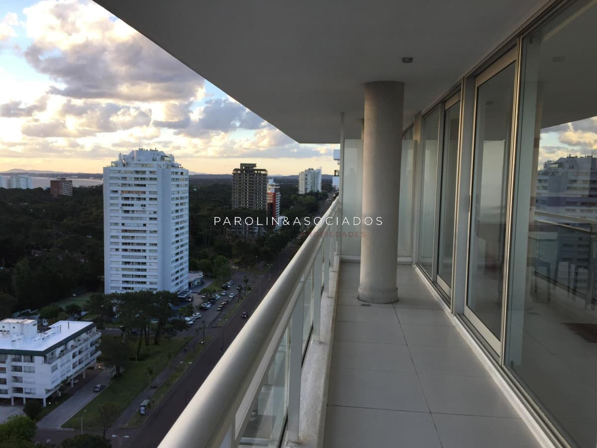 Apartamento de 2 dormitorios en venta en Bellagio Tower, Punta del Este.