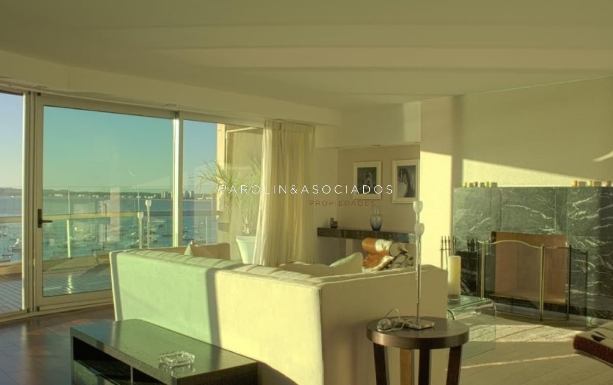 Penthouse de 4 dormitorios en venta en edificio Quay, Punta del Este.