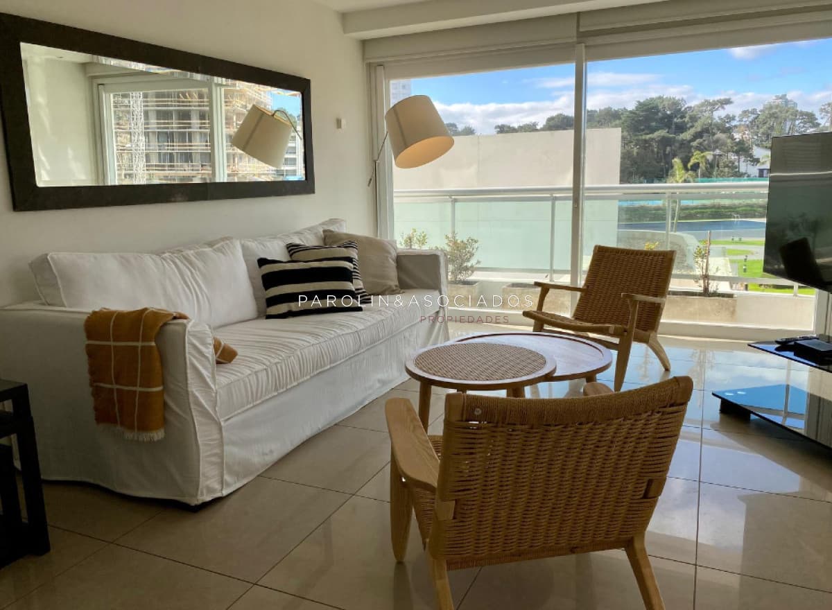 Apartamento en venta de 2 dormitorios y dependencia en torre Aquarela, Punta del Este.