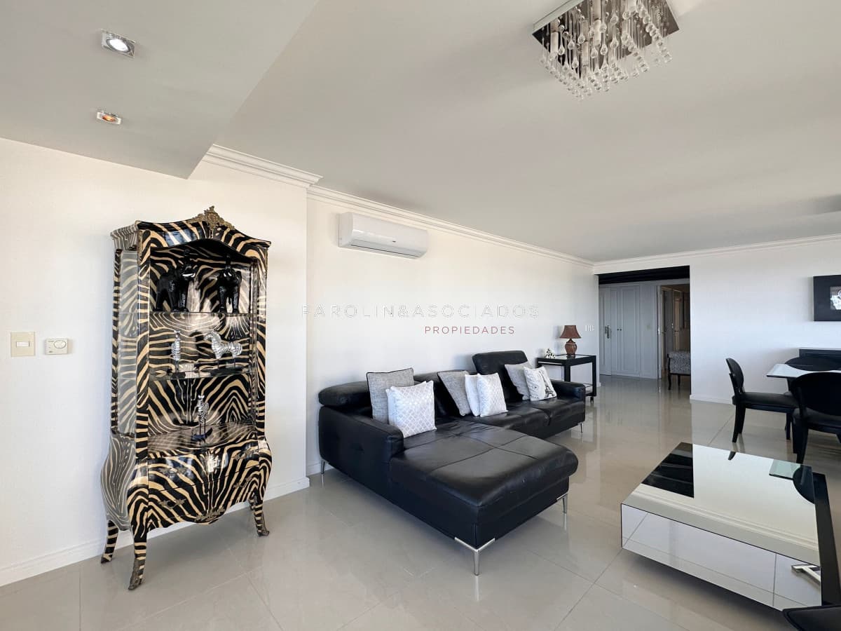 Apartamento de 3 dormitorios mas dependencia de servicio en Torre Imperiale, Punta del Este.