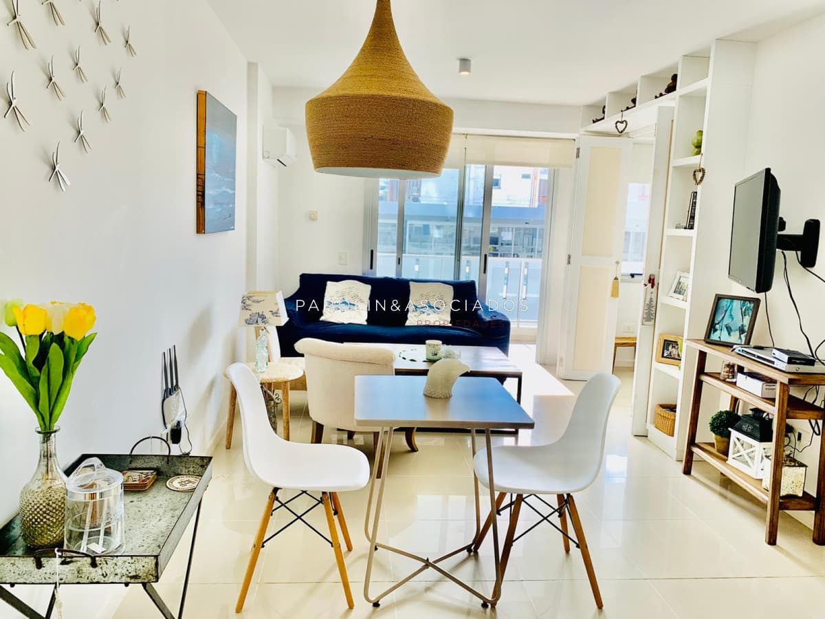 Apartamento de 2 dormitorios en venta en Arenas del Mar, Punta del Este.