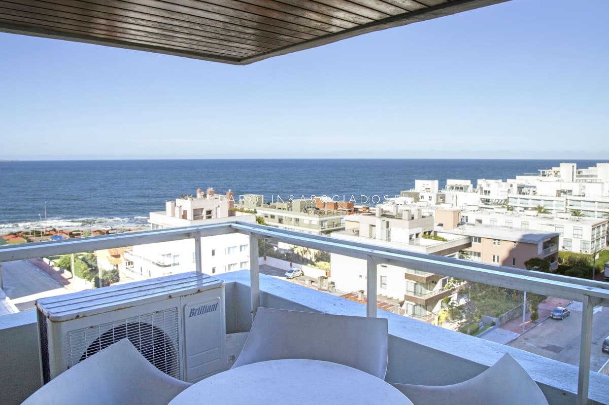 Apartamento en venta de 2 dormitorios en edificio Van Gogh, Punta del Este.