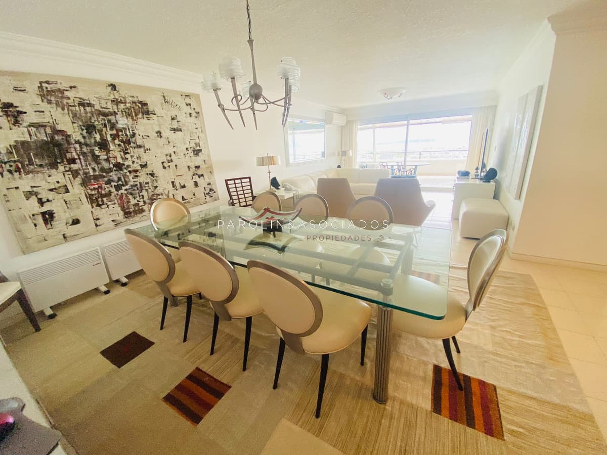 Apartamento de 3 dormitorios en venta en Portofino, Punta del Este.