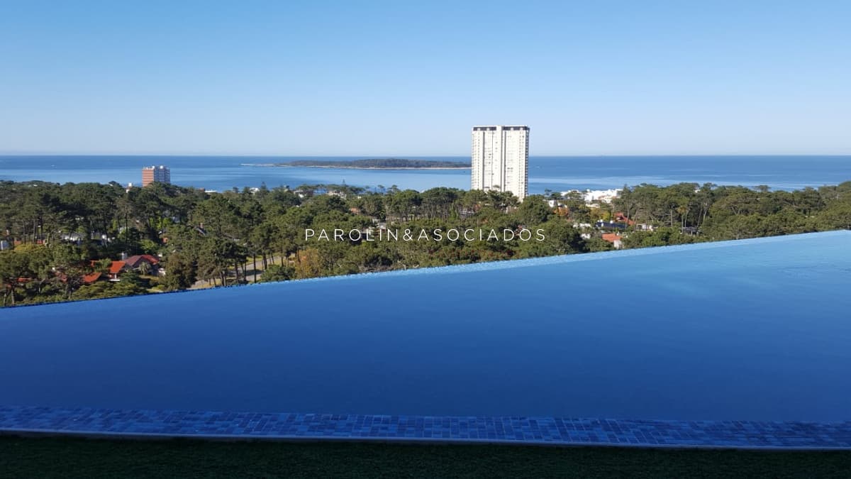 Apartamento en venta de 2 dormitorios en Punta del Este.