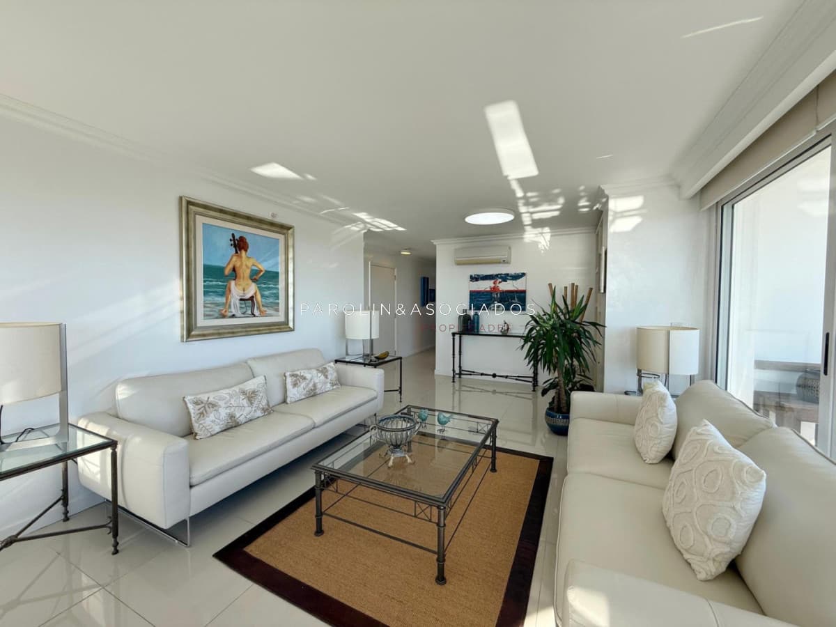 Apartamento en venta de 3 dormitorios mas dependencia de servicio en Casino Tower, Punta del Este