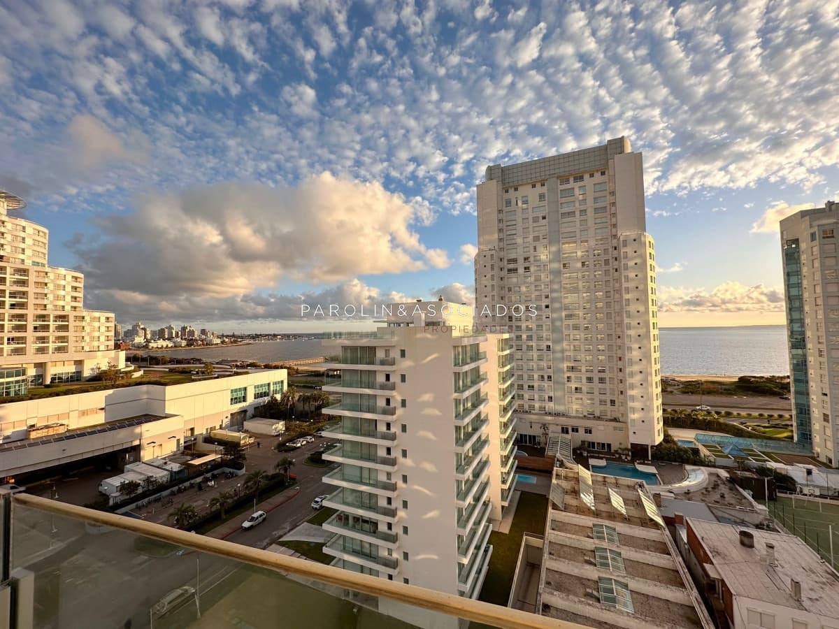 Apartamento en venta de 2 dormitorios en Torre Season, Punta del Este.