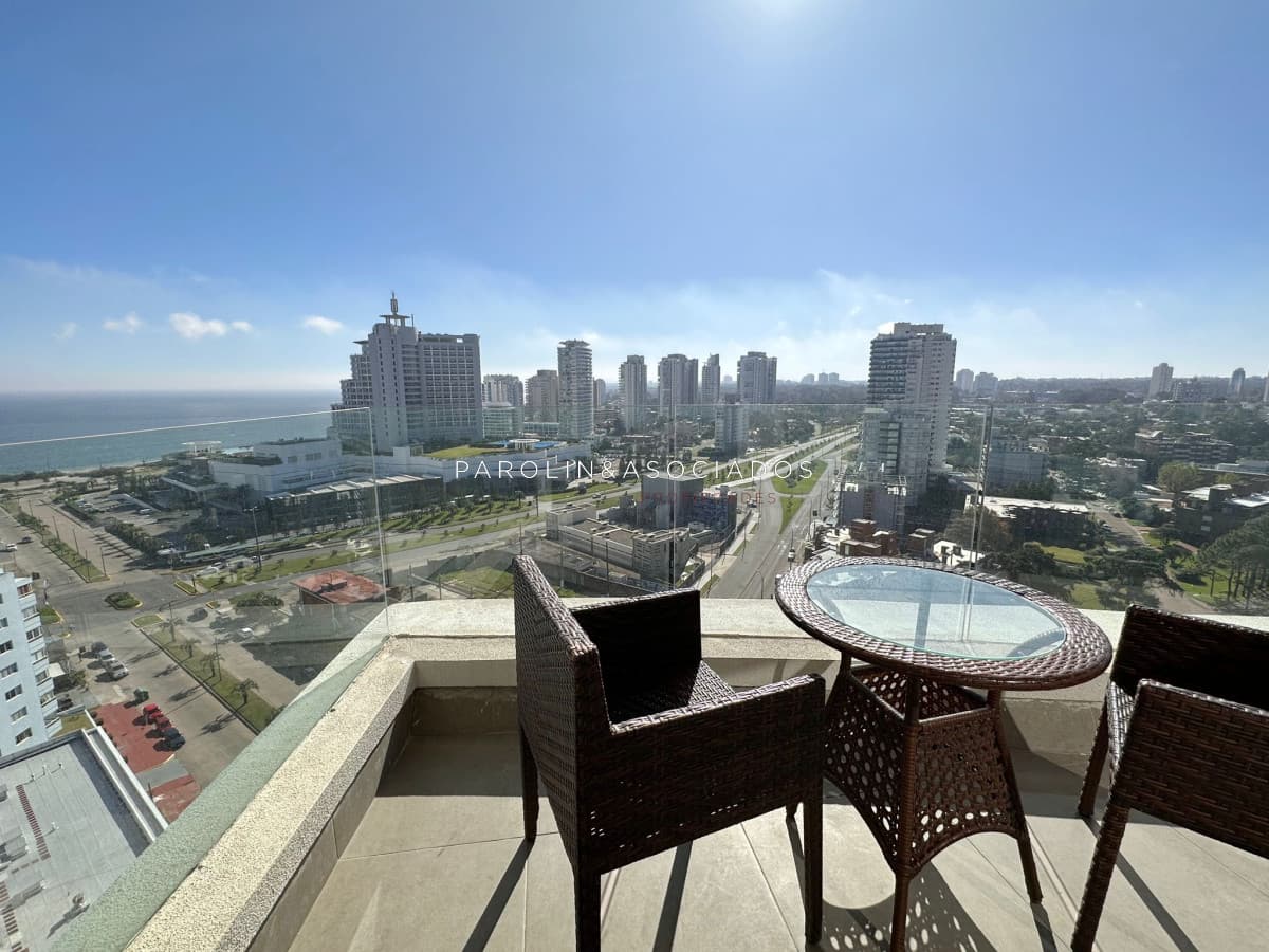 Apartamento de 2 dormitorios en edificio Artower, Punta del Este.