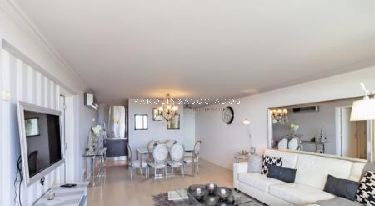 Hermoso apartamento en venta en piso alto en torre Yoo, Punta del Este.