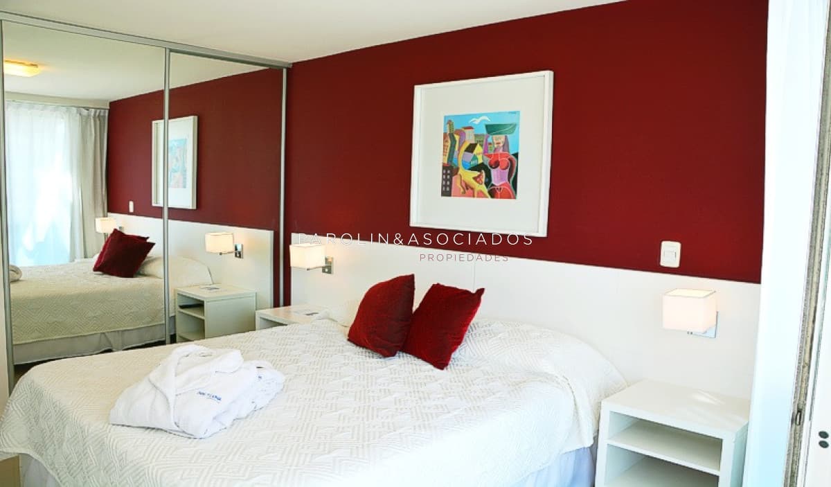 Apartamento en venta de 2 dormitorios en Punta del Este.
