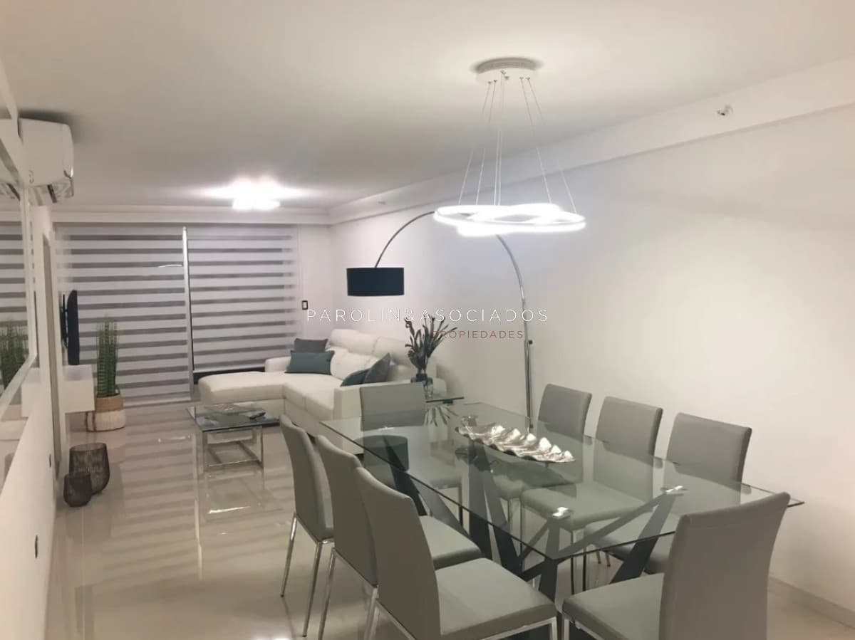Apartamento de 2 dormitorios en venta en Look Tower, Punta del Este.