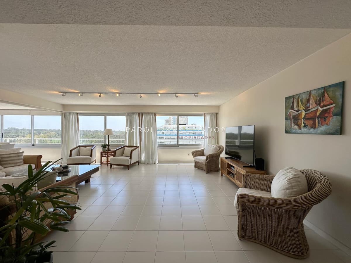 Oportunidad  en venta de 3 dormitorios en edificio Tiburon ll, Playa Brava, Punta del Este.
