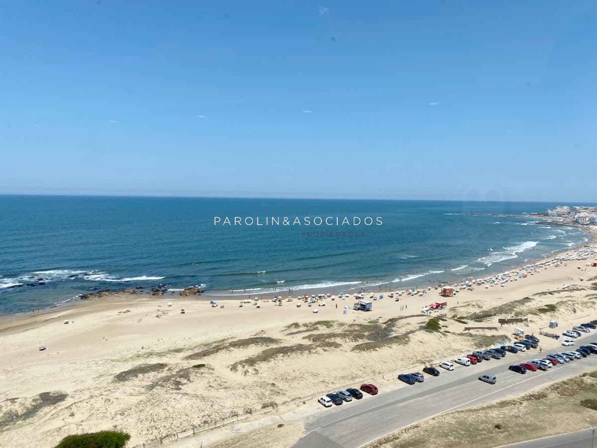 Apartamento en venta de 3 dormitorios en edificio Estrella de Mar, Punta del Este.