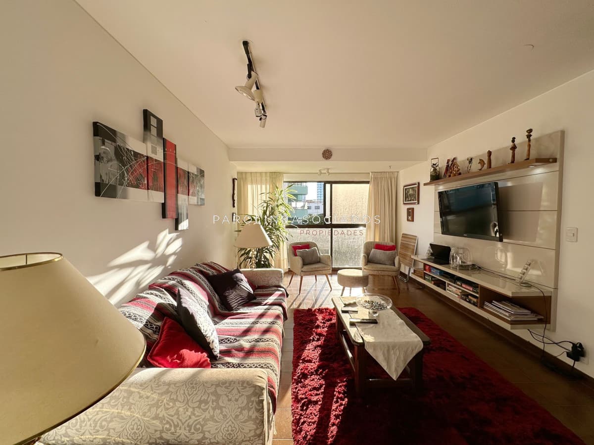 Apartamento en venta de 2 dormitorios en Torre Cristal, Punta del Este.