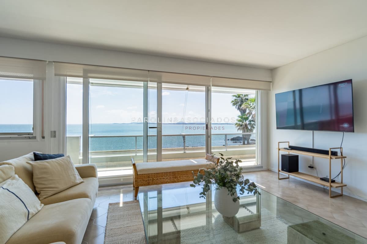 Apartamento en venta de 3 dormitorios en edificio Acantilado, Punta del Este.