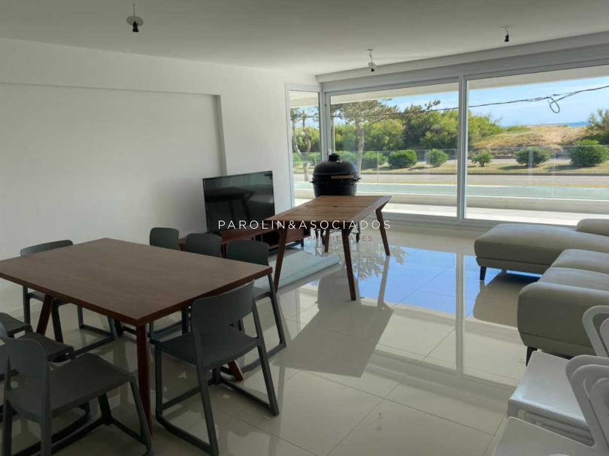 Apartamento en venta de 3 dormitorios en edificio Horizonte, Punta del Este.