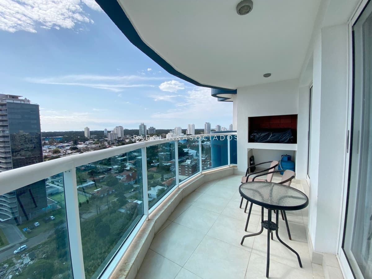 Apartamento en venta con 2 suites en Casino Tower, Punta del Este.