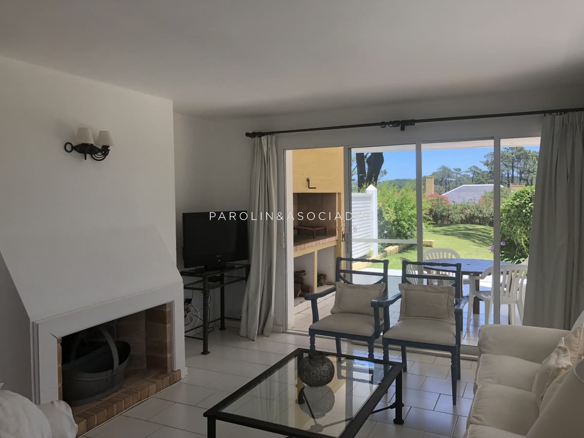 Apartamento en venta de 2 dormitorios + dependencia en Pinares, Punta del Este.