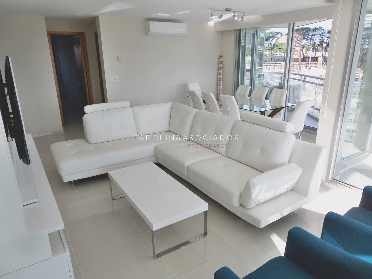 Apartamento de 2 dormitorios en venta en Sunrise Tower, Punta del Este.