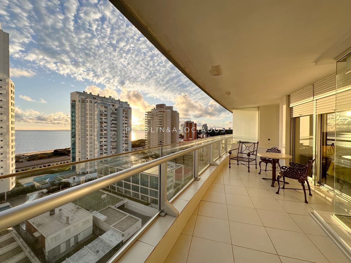Apartamento en venta de 2 dormitorios en Torre Season, Punta del Este.