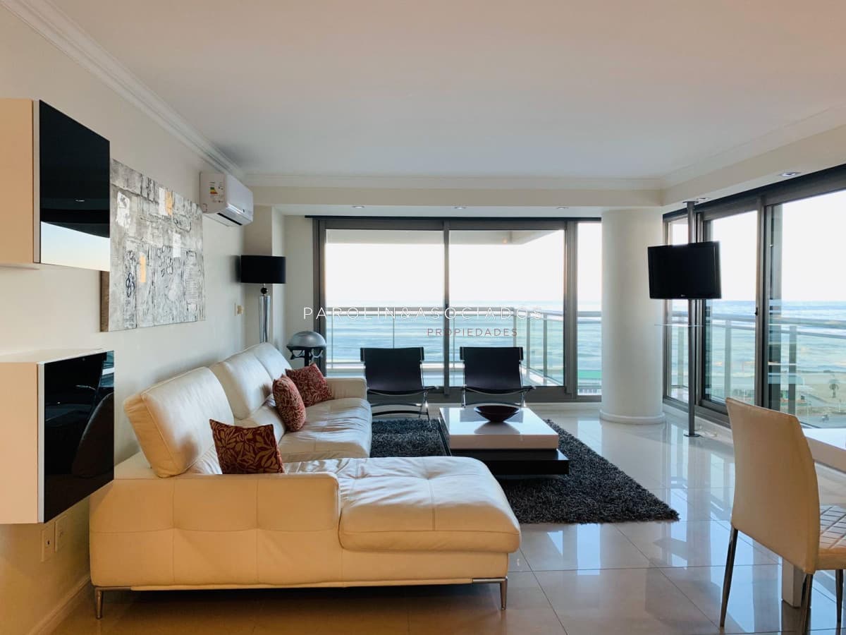 Apartamento de 4 dormitorios en venta en torre Imperiale, Punta del Este.