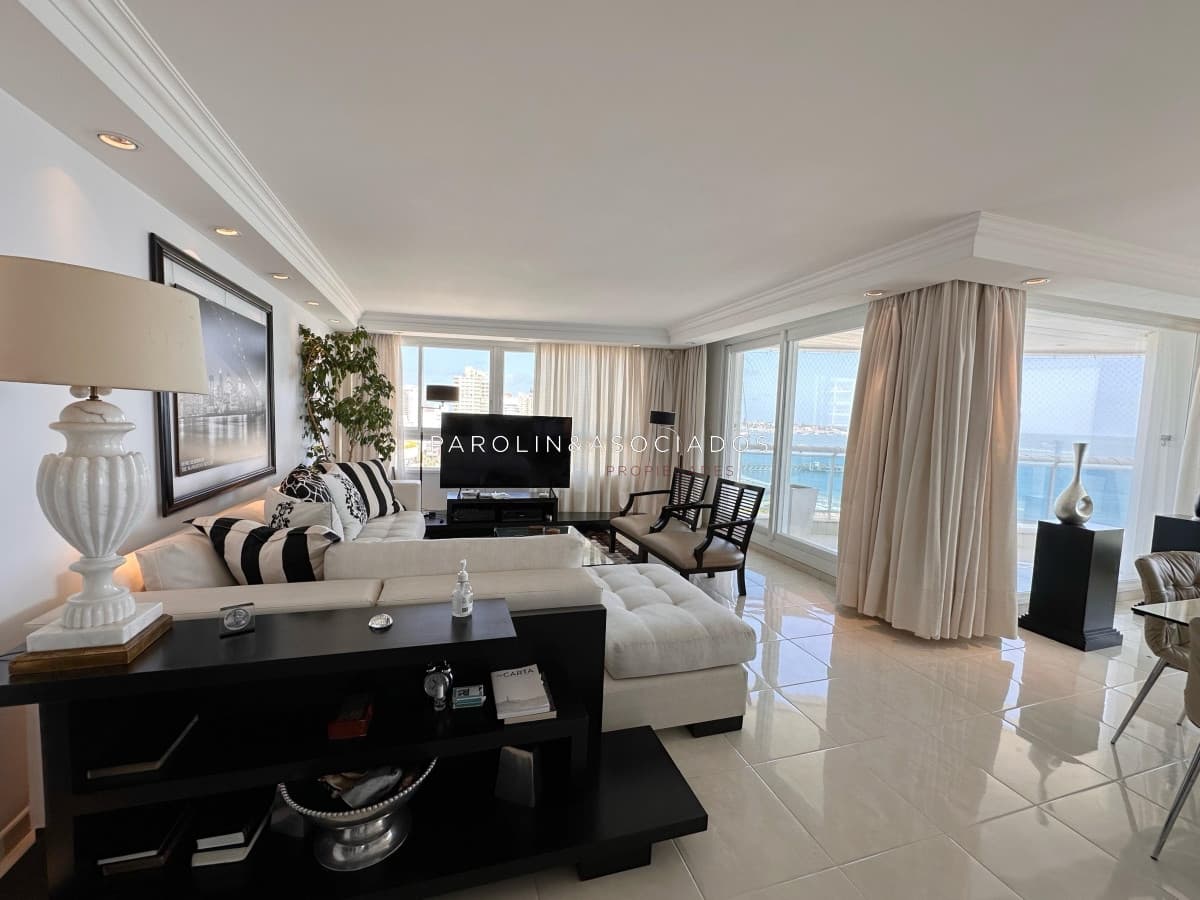 Apartamento de 3 dormitorios en suite en edificio Millenium, Punta del Este.