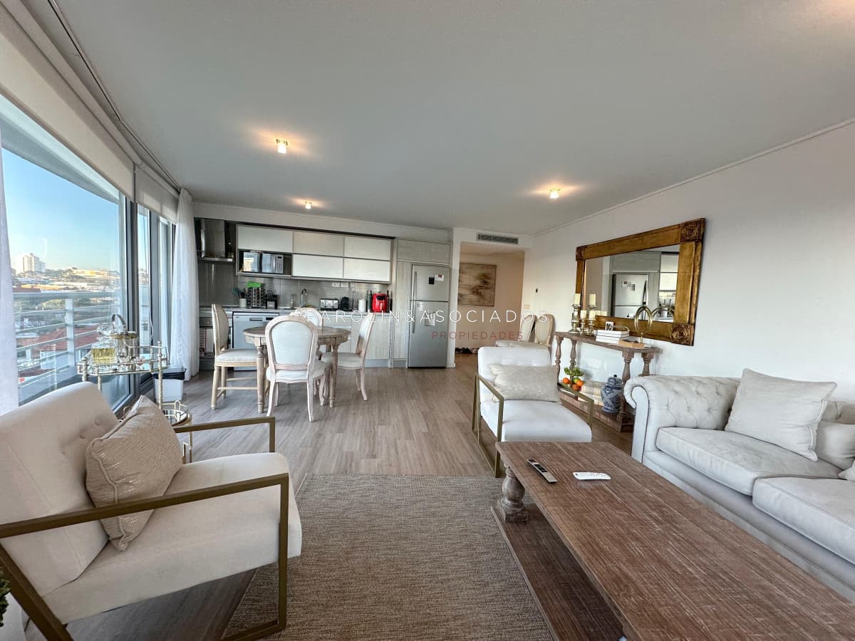 Apartamento en venta de 2 dormitorios en torre Alexander Boulevard, Punta del Este.