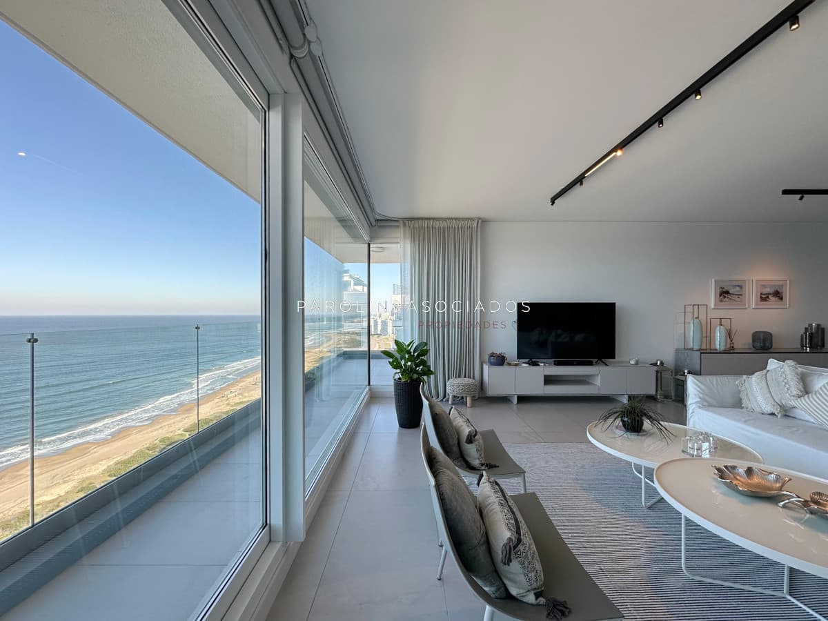 Apartamento en venta en edificio Le Parc lll, Punta del Este.