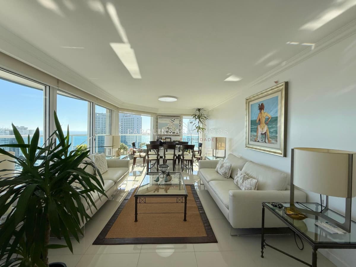 Apartamento en venta de 3 dormitorios mas dependencia de servicio en Casino Tower, Punta del Este