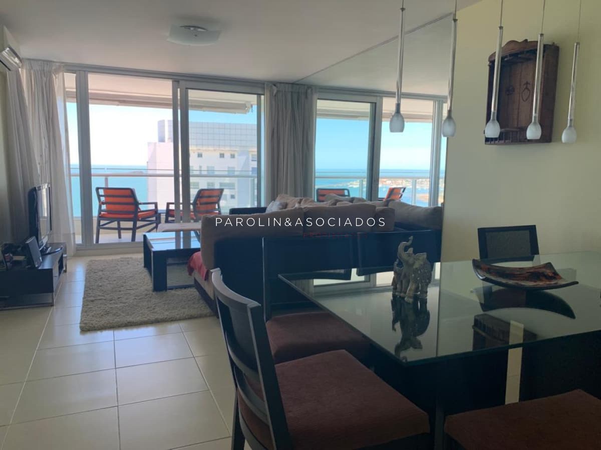 Apartamento de 2 dormitorios en venta en Season Tower, Punta del Este.