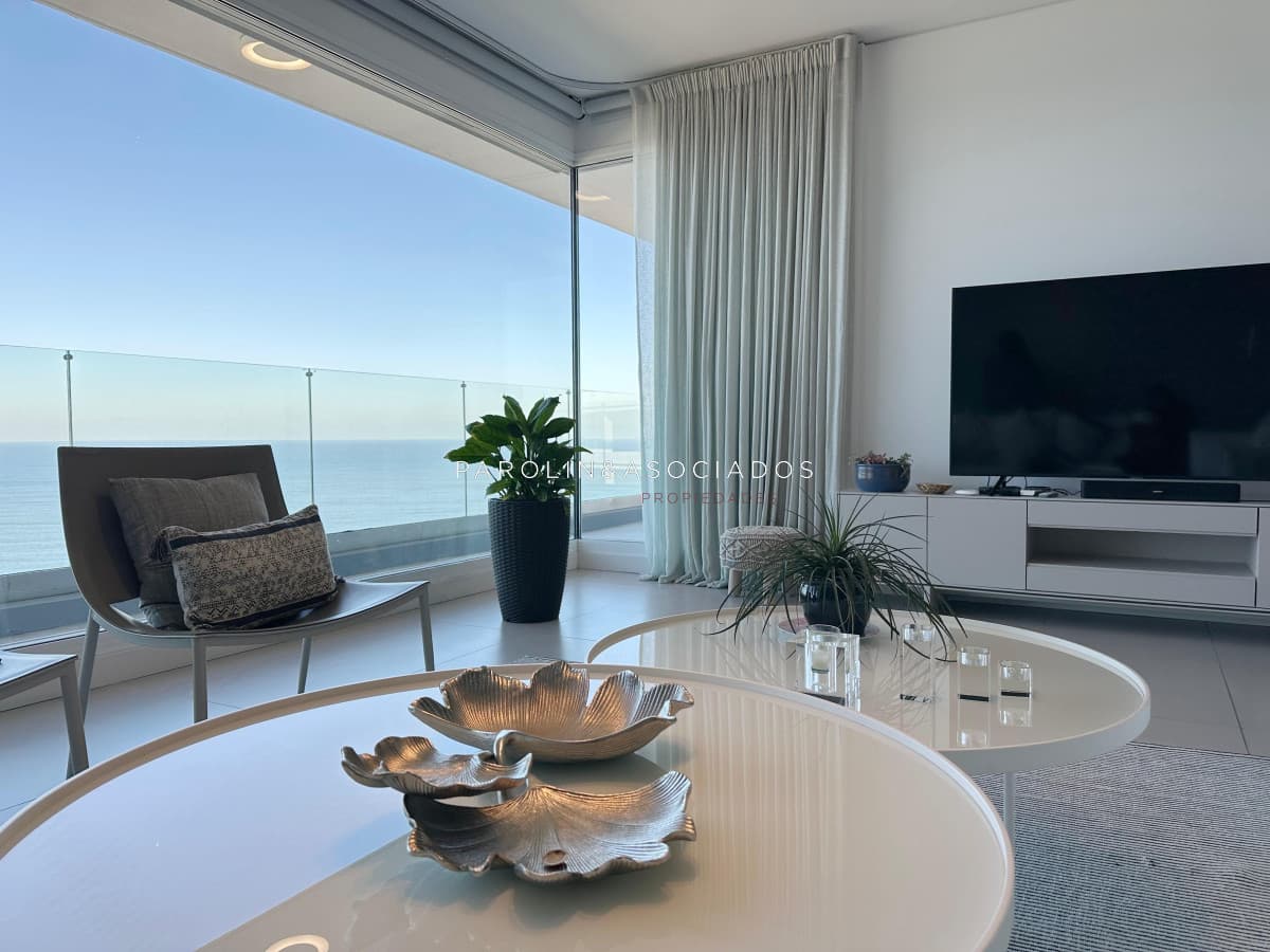 Apartamento en venta en edificio Le Parc lll, Punta del Este.