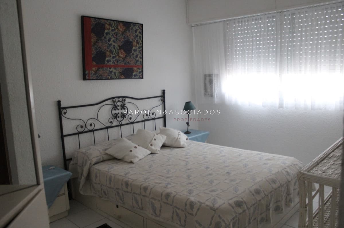 Apartamento en venta de 2 dormitorios frente al mar en Punta del Este.
