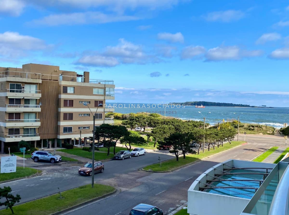 Apartamento en venta de 2 dormitorios y dependencia en torre Aquarela, Punta del Este.