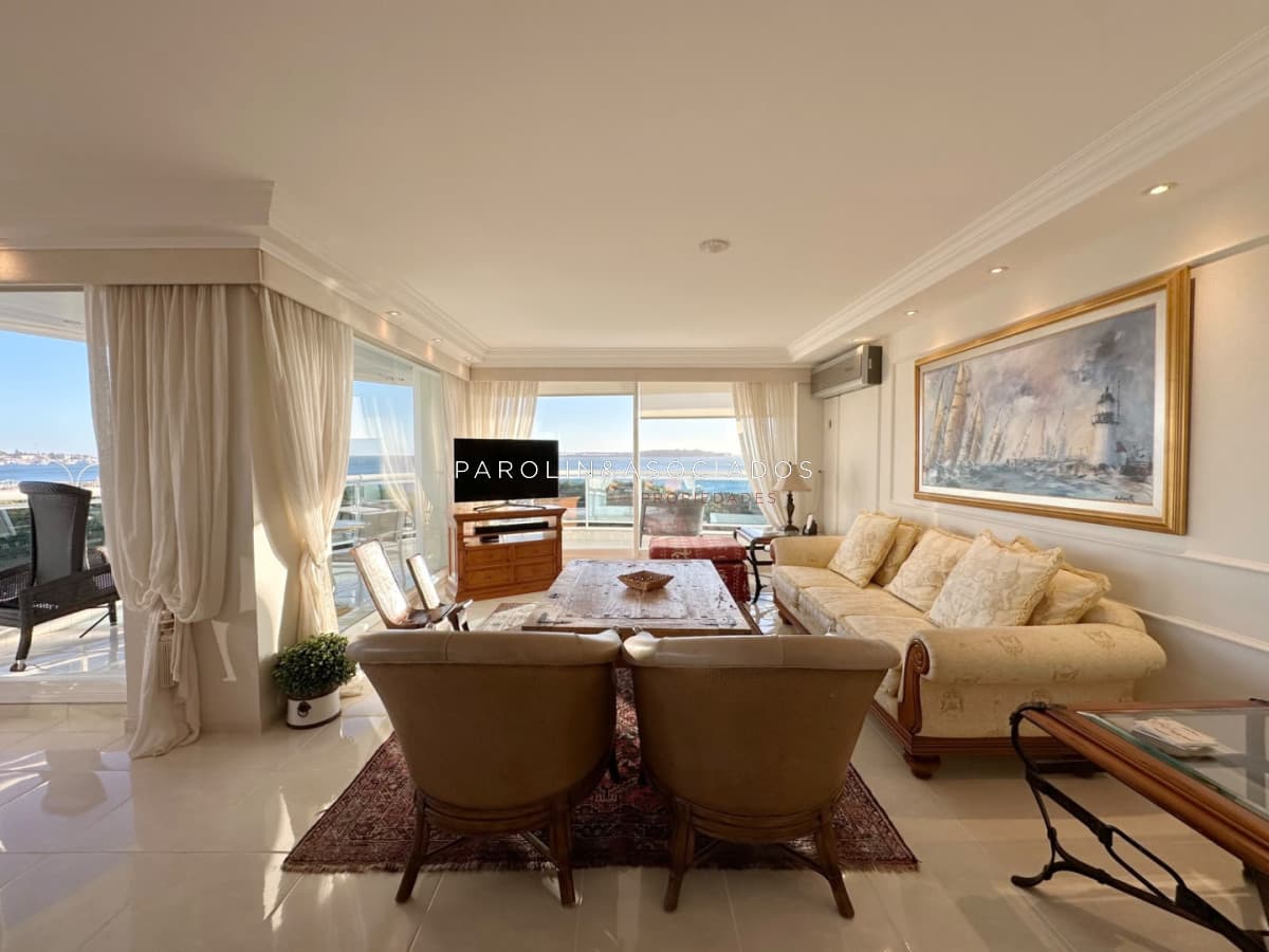 Departamento en Venta de 3 Dormitorios en Millenium Tower, Playa Mansa Punta del Este