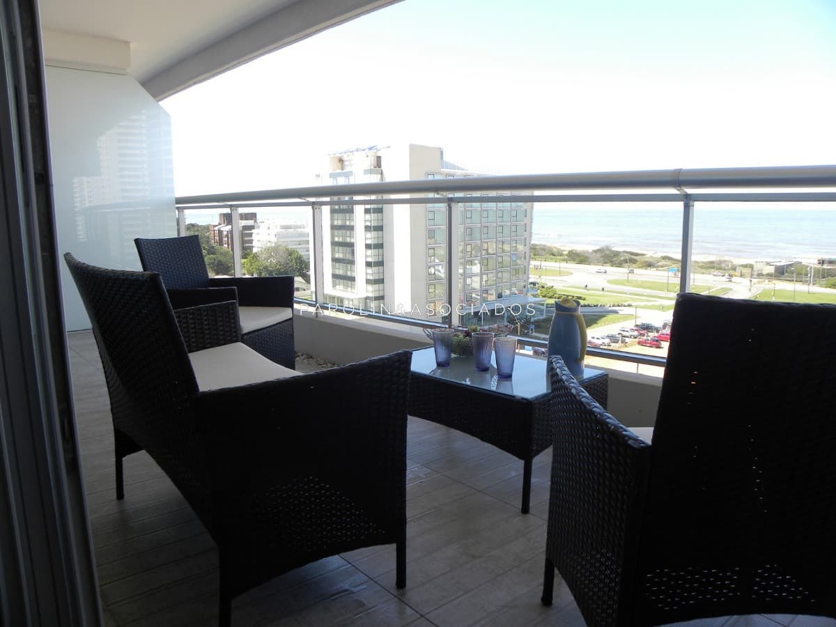 Apartamento en venta de 2 dormitorios en Look Tower, Punta del Este.