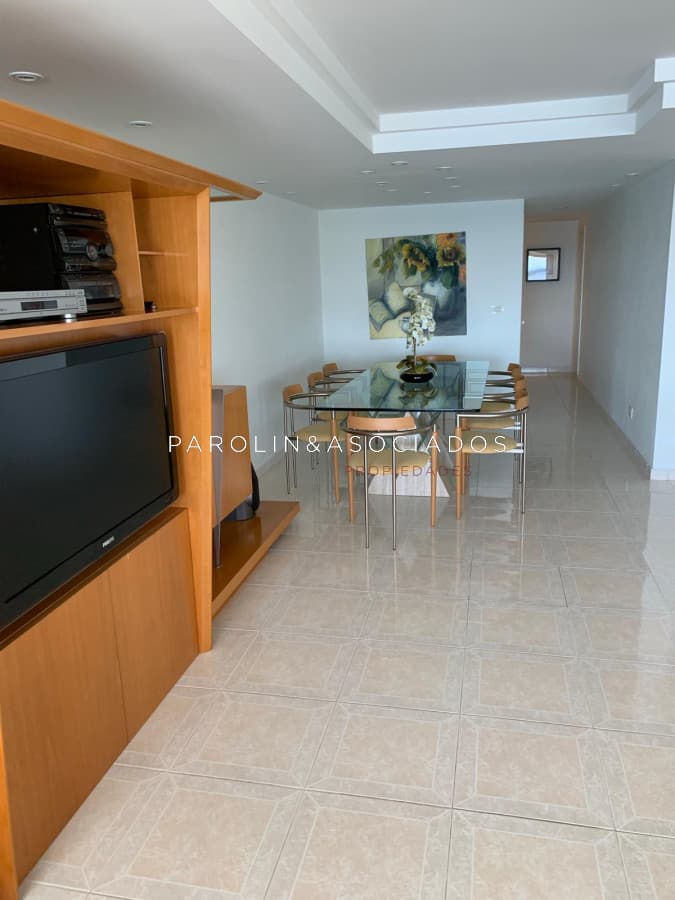 Apartamento en venta en Beverly Tower, Punta del Este.